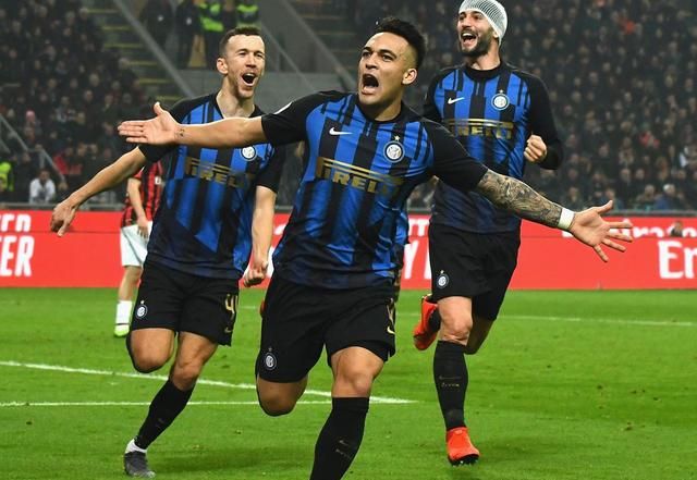 波士顿红袜队传奇捕手费斯克（Carlton Fisk）转投白袜，红袜球迷深感痛心