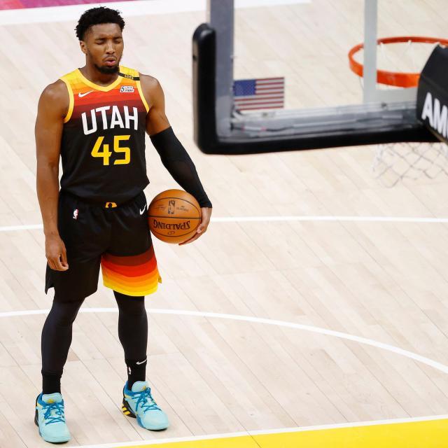 勇士全队愤怒爆发！库里被对手恶意拉扯，裁判判罚引发集体抗议