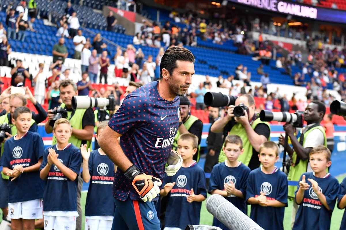 亚利桑那响尾蛇在 2001 年庆祝夺冠，全凤凰城陷入橙色海洋，打破了纽约的统治