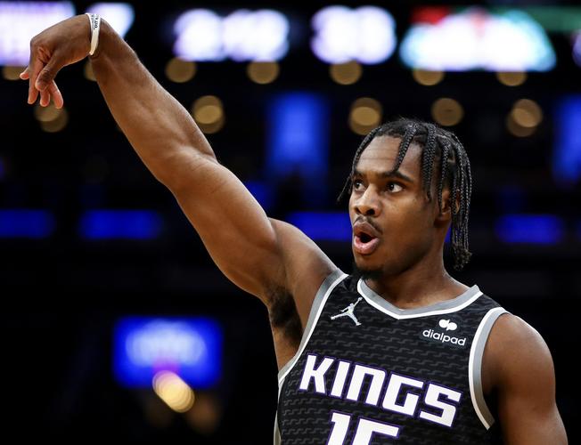 2025 赛季：圣地亚哥教士队球员梅里尔（Jackson Merrill）因其关键时刻的打击被称为“逆转王”