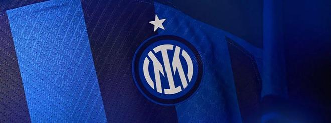 内马尔从中场跑回禁区开门球，结果队友直接开大脚让他无语