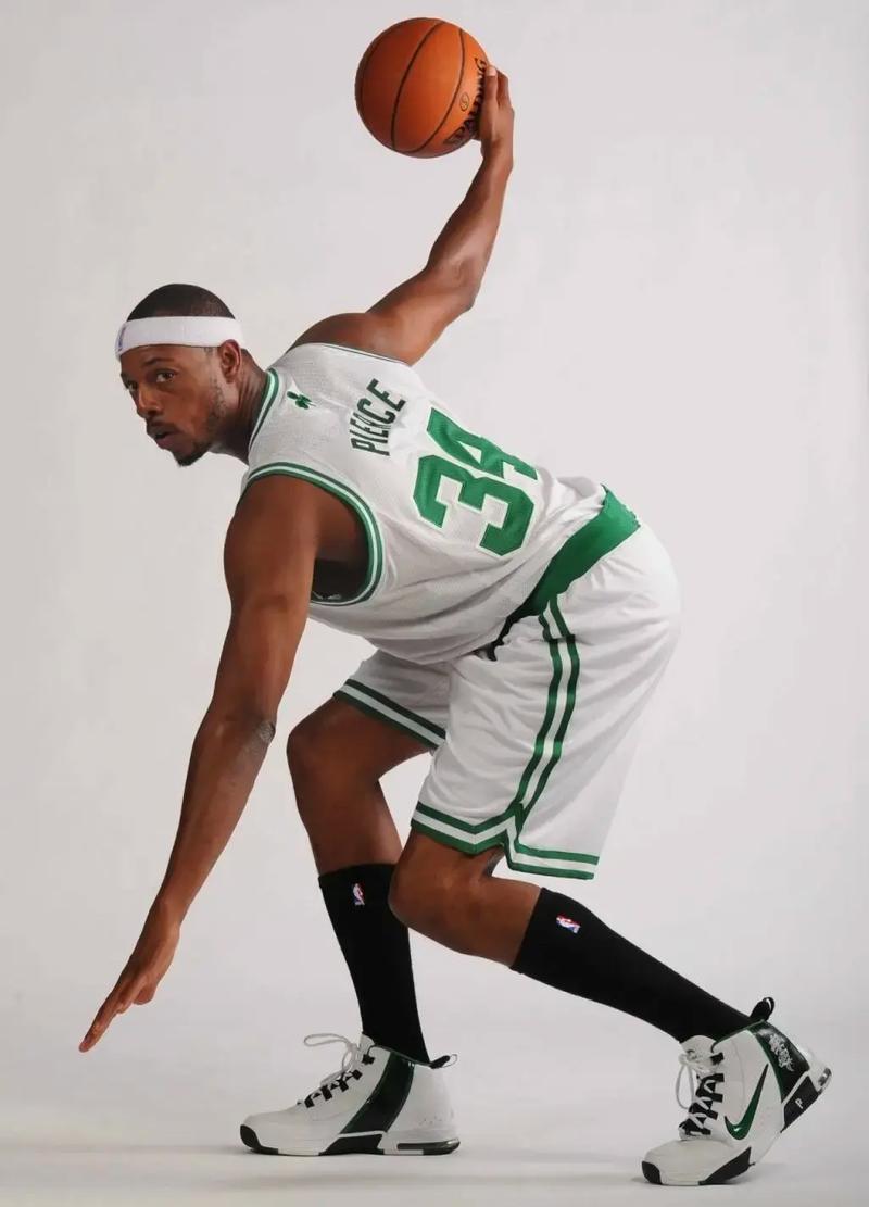 票数不敌新星！詹姆斯首轮仅排西部第9，媒体质疑投票有黑幕？